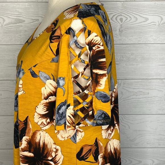 Naïf floral swing top with ladder accent short sleeves Size Large - Picture 3 of 6